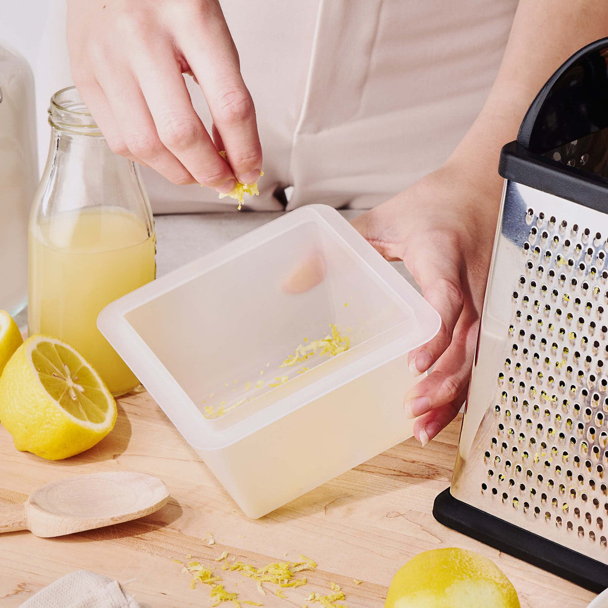 AVANTI Box Grater 4 Sided with Storage Box