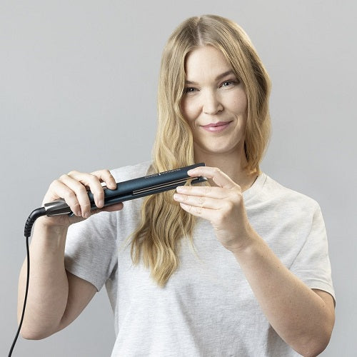 Remington S8648AU straightener in use