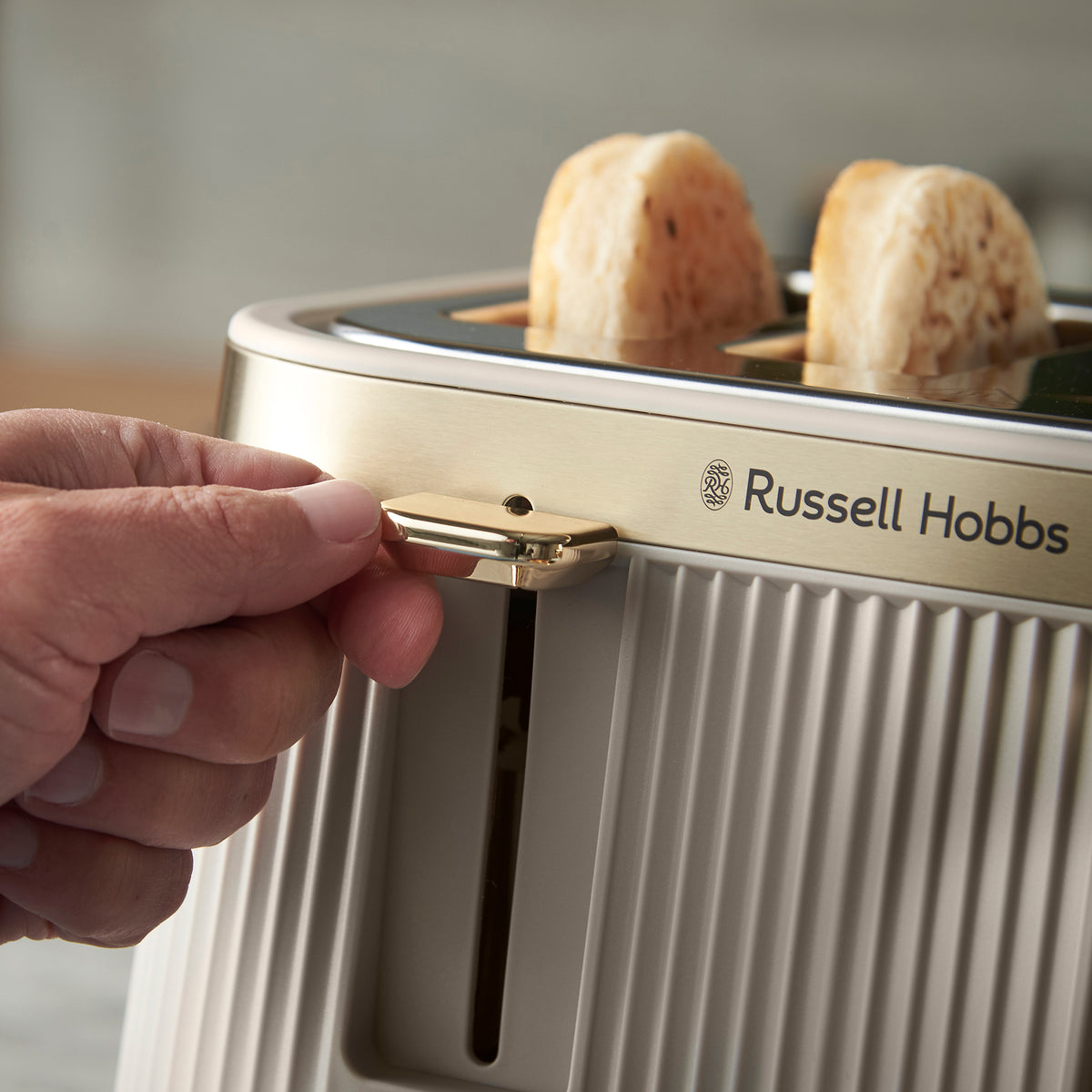 Russell Hobbs RHT2677STN high-lift lever in use